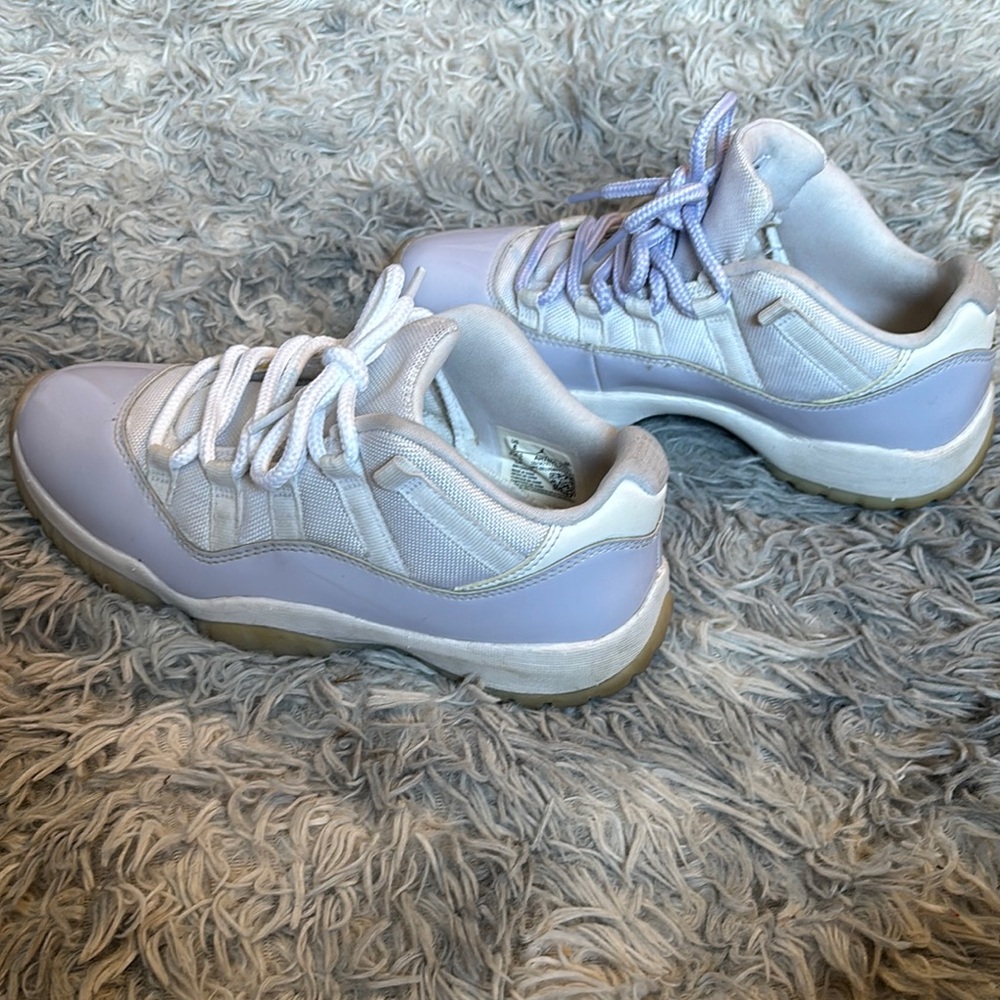 AIR JORDAN 11 LOW WMNS "Pure Violet" Size 8 Women - Picture 2 of 9